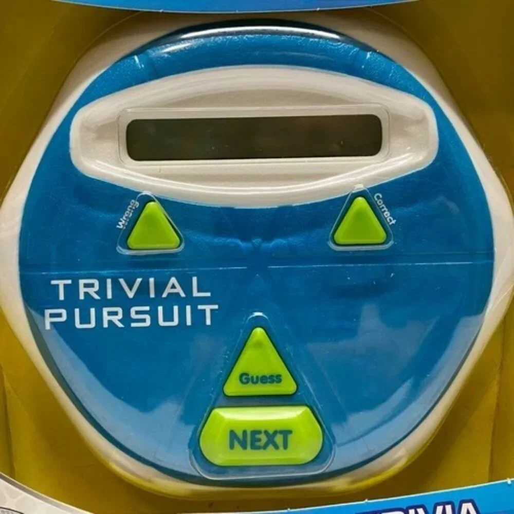 Hasbro Trivial Pursuit Hints Electronic Handheld Travel Game‎ Sealed